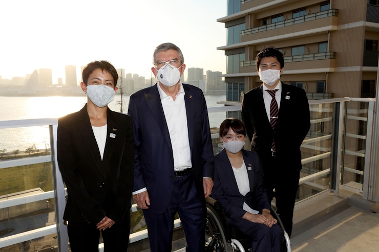 Thomas Bach visita la villa olímpica de Tokio