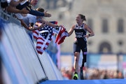 Hailey Danz delivers the race of her dreams to win PTS2 Paris Paralympic Triathlon gold