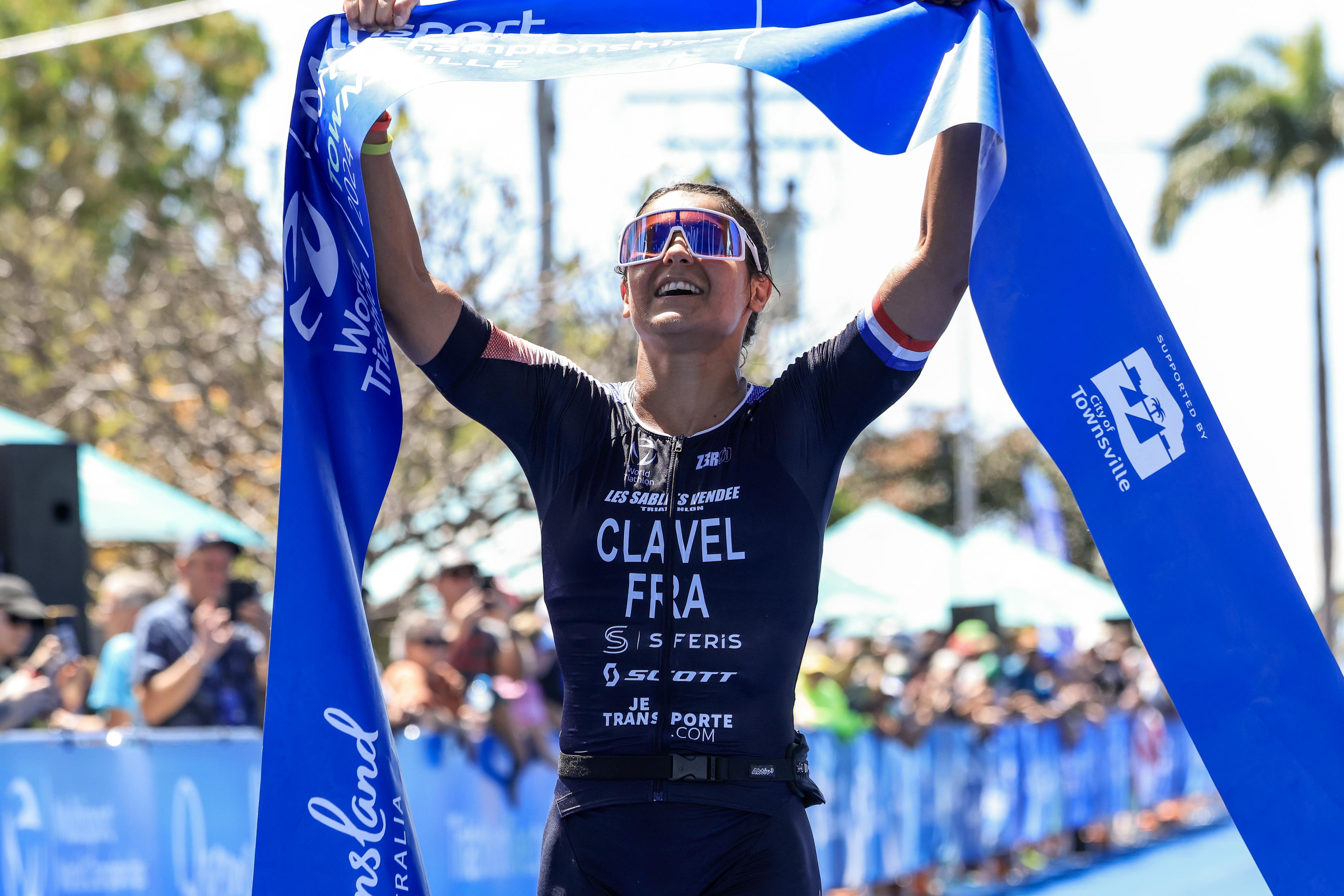 クラベルが世界長距離選手権の壮大な戦いでイエモロを退ける • 世界トライアスロン