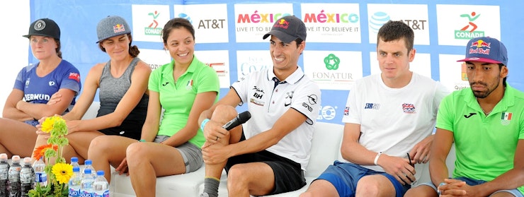 Atletas elite hablan con los medios en Cozumel
