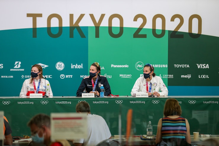 Hablando con las atletas y medallistas después de la carrera de Tokio