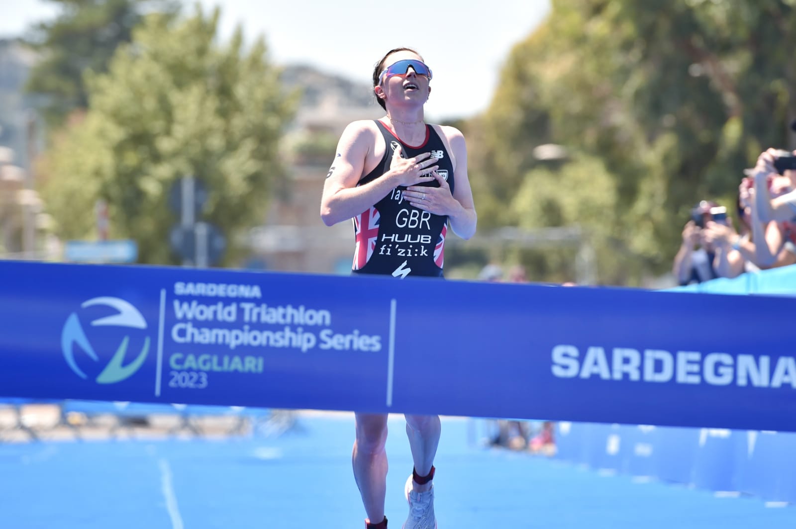TaylorBrown runs to glory in Cagliari • World Triathlon
